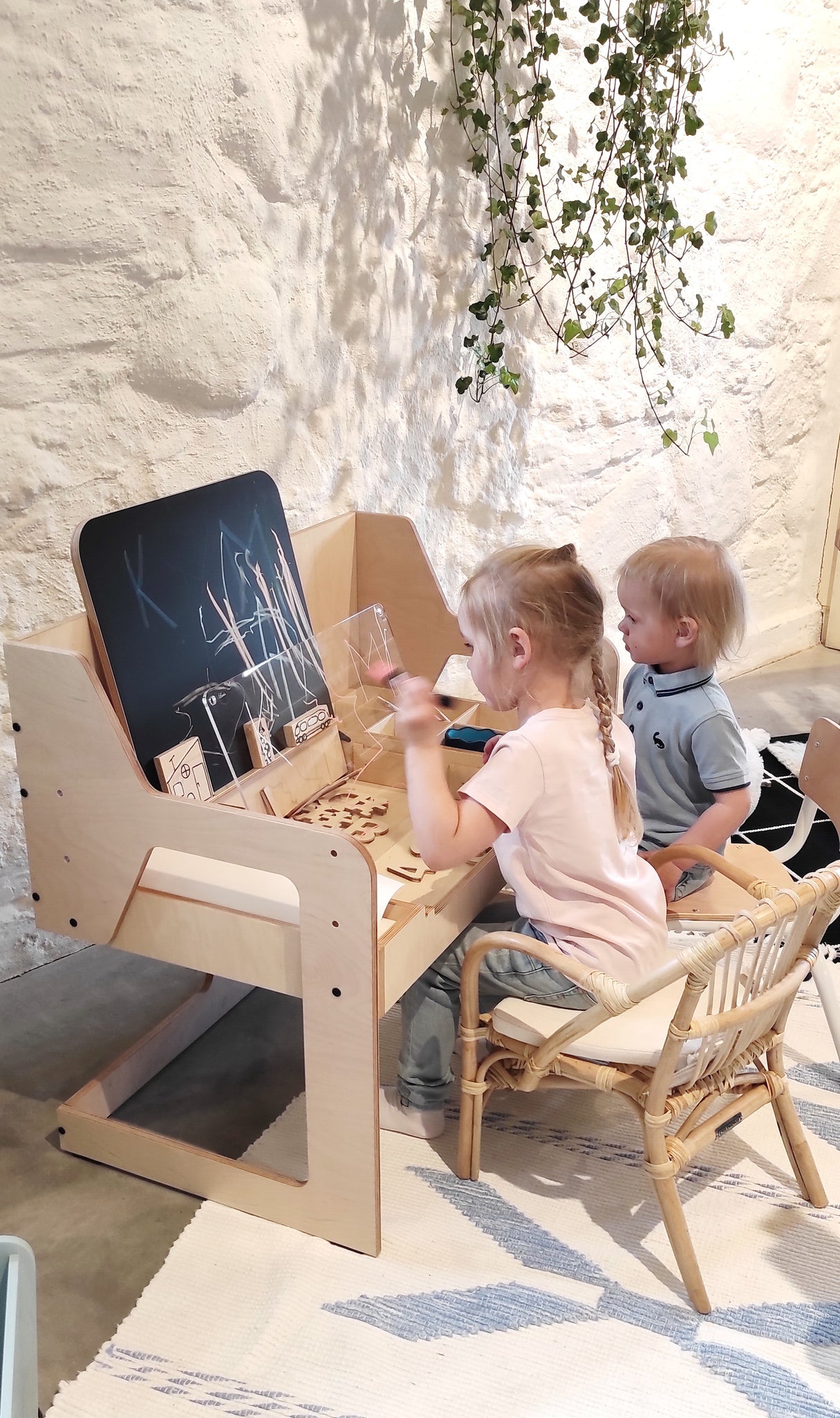 Bureau évolutif et chaise Montessori – Le Petit Montessori