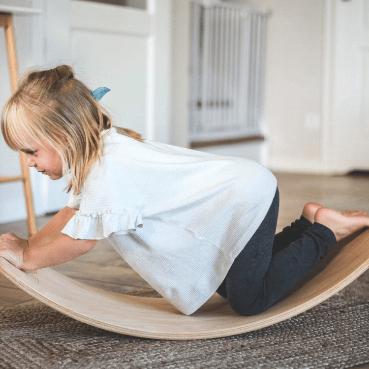 Découverte des bienfaits de la planche d'équilibre Montessori pour l'enfant Découverte des bienfaits de la planche d'équilibre Montessori pour l'enfant